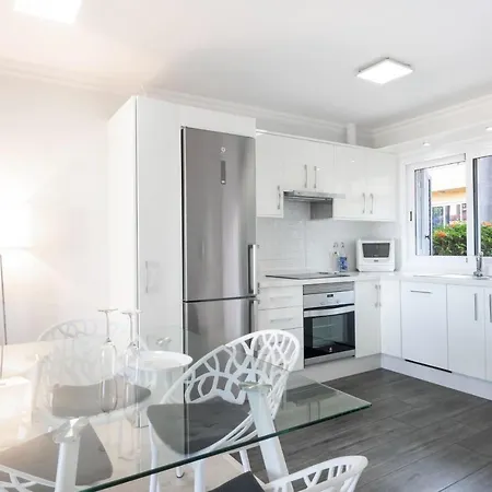 Cosy Flat With Sea Views In Apartment *