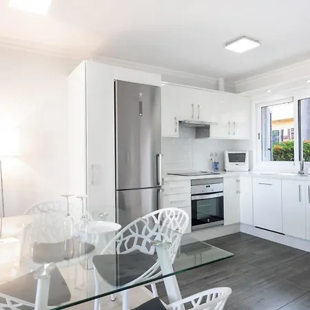 Cosy Flat With Sea Views In Apartment *