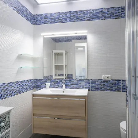 Cosy Flat With Sea Views In Lägenhet