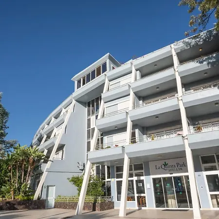 Apartmán Cosy Flat With Sea Views In *